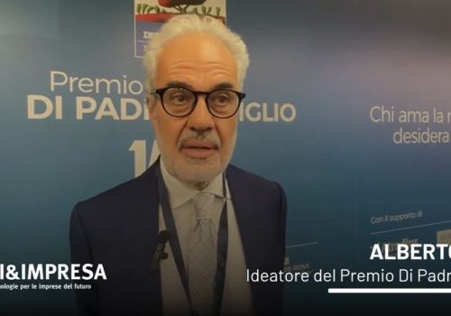 Alberto Salsi, ideatore del Premio Di Padre in Figlio, intervistato davanti al pannello del premio