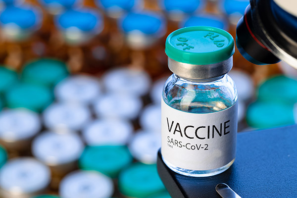 Produzione, logistica e organizzazione: la lotta al Covid oltre i vaccini