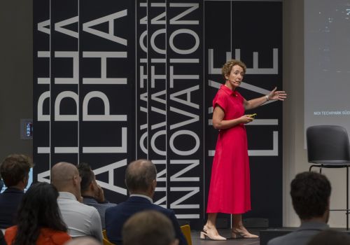 Petra Seppi, Head of Innovation Management del NOI Techpark, sul palco di Alpha Innovation Live 2026