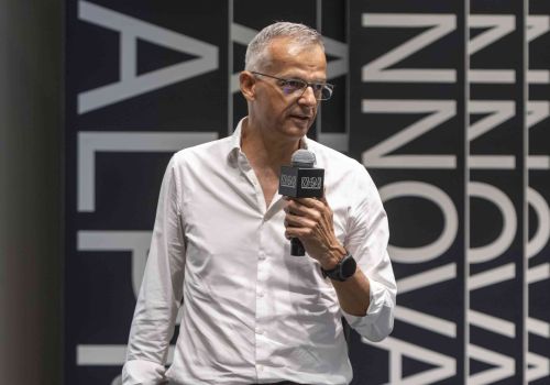Kurt Matzler, docente dell’Università di Innsbruck, sul palco di Alpha Innovation Live 2026 al NOI Techpark