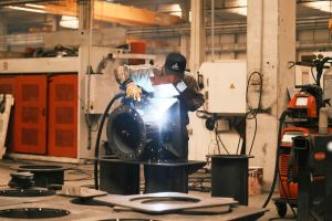 Operaio al lavoro in un’azienda manifatturiera italiana