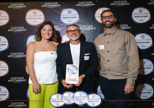 Tre rappresentanti di Alveo Group con il premio EmployeesIndex di ChooseMyCompany davanti al backdrop della cerimonia