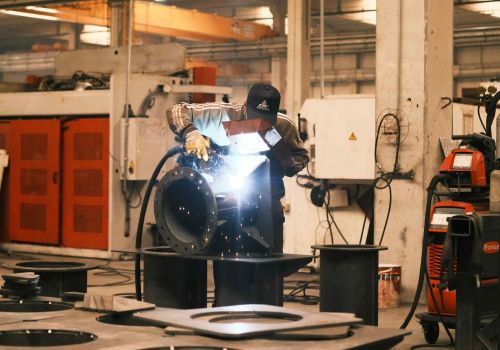 Operaio al lavoro in un’azienda manifatturiera italiana