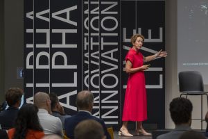 Petra Seppi, Head of Innovation Management del NOI Techpark, sul palco di Alpha Innovation Live 2026