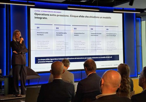 Benedetta Cuttica, CEO di sedApta, parla con il microfono in mano davanti allo schermo con la slide sulle cinque sfide delle operations del mid-market, all’evento Italian Manufacturing Champions al Mixic di Assago