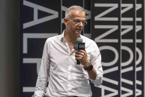 Kurt Matzler, docente dell’Università di Innsbruck, sul palco di Alpha Innovation Live 2026 al NOI Techpark