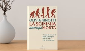 Copertina del libro “La scimmia antropomorta” di Olivia Ninotti (Solferino), con l’evoluzione dell’uomo che termina con una figura china sullo smartphone