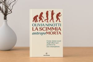 Copertina del libro “La scimmia antropomorta” di Olivia Ninotti (Solferino), con l’evoluzione dell’uomo che termina con una figura china sullo smartphone